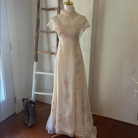 Stunning Vintage High Neck Floral Lace Ivory Wedding Dress XS with Veil - Picture 15 of 16